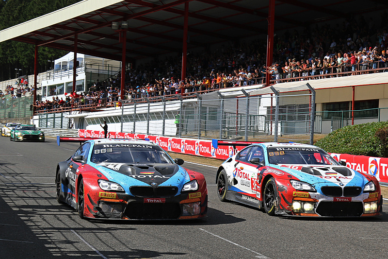 優勝した34号車のBMW M6 GT3 （Walkenhorst Motorsport）、右は38位で完走した。同じチームの36号車