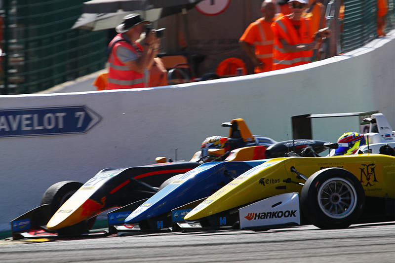 横並びで1コーナーをクリアする3台