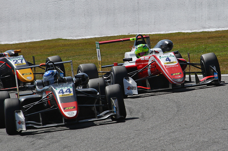 ジュリ・ビップス（ゼッケン44番）に先行を許すミック・シューマッハ（ゼッケン4番）