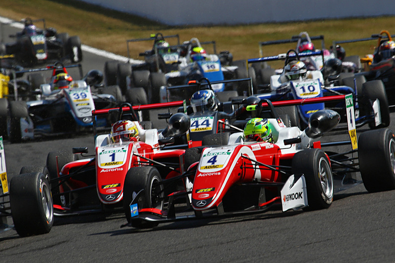 レース2で、1コーナーの進入で、右リアタイヤがチームメイトのグアンユー・ゾウのフロント部分と接触するミック・シューマッハ