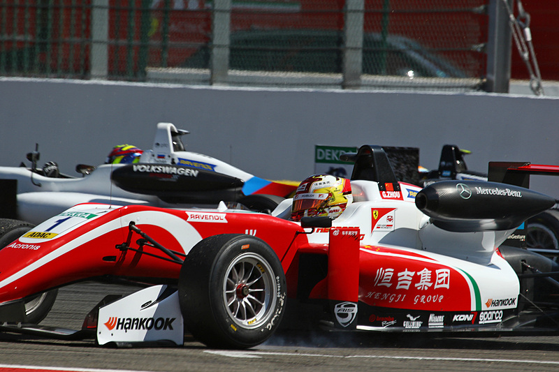 ミック・シューマッハと接触後、スピンするグアンユー・ゾウ