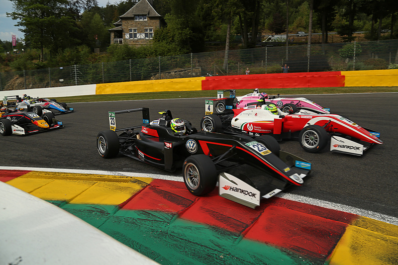 1コーナーでポジションをあげるミック・シューマッハ（ゼッケン4番）