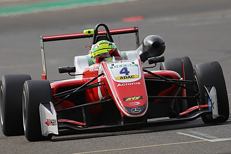 優勝してガッツポーズするミック・シューマッハ