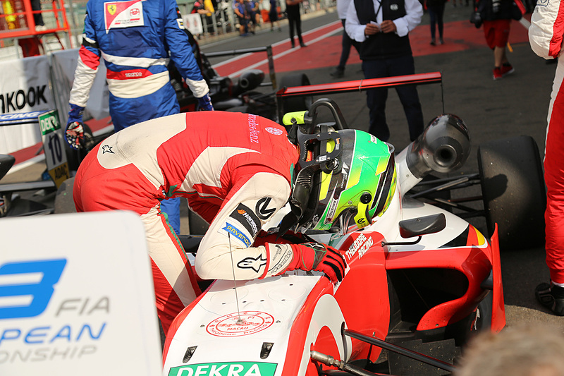 マシンにキス？するミック・シューマッハ