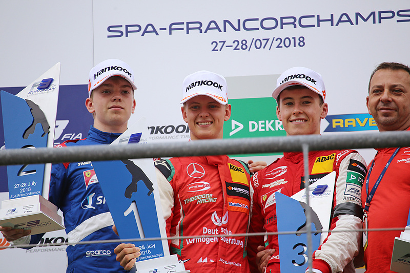 優勝のミック・シューマッハ（中央）、左は2位のロベルト・シュバルズマン、右は3位のマルカス・アームストロング
