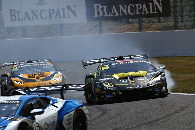 左前輪にトラブルを抱えたマシン