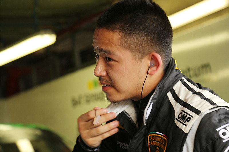 レース2で前半をドライブした笠井崇志の表情