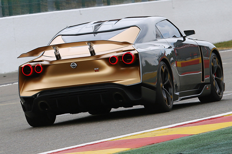 日産 GT-R、ホンダNSX、ベントレー、レクサスのデモラン