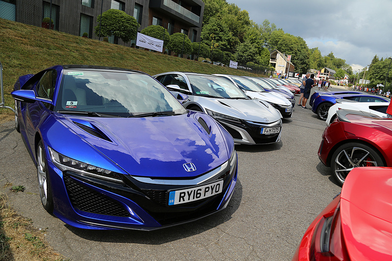 日産 GT-R、ホンダNSX、ベントレー、レクサスのデモラン