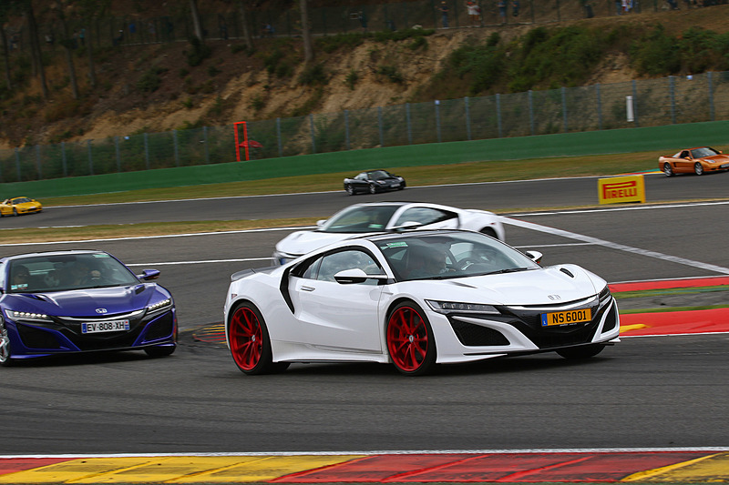 日産 GT-R、ホンダNSX、ベントレー、レクサスのデモラン