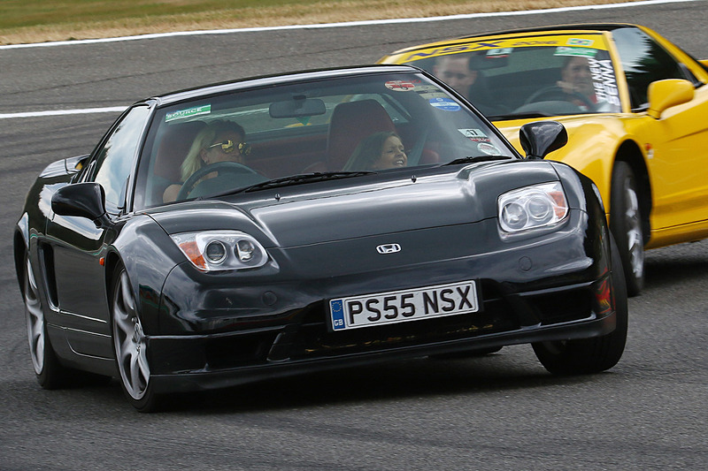 日産 GT-R、ホンダNSX、ベントレー、レクサスのデモラン