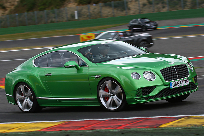 日産 GT-R、ホンダNSX、ベントレー、レクサスのデモラン