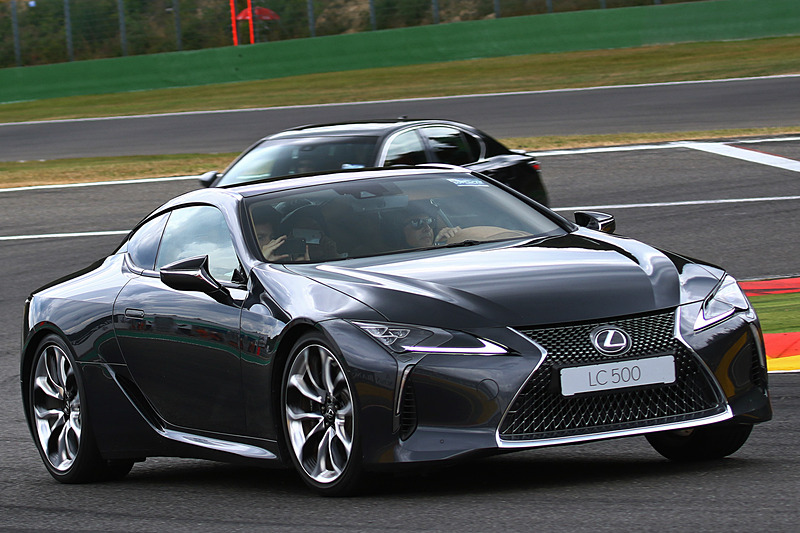 日産 GT-R、ホンダNSX、ベントレー、レクサスのデモラン