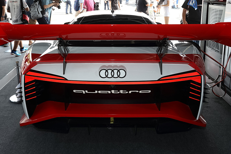 ゲーム内のレーシングマシンが実車として登場し、実際に走るのはインパクトがある