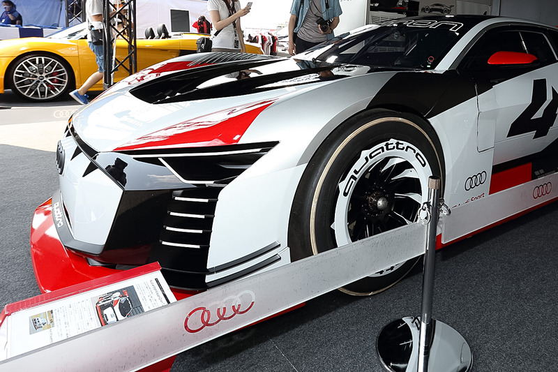 ゲーム内のレーシングマシンが実車として登場し、実際に走るのはインパクトがある