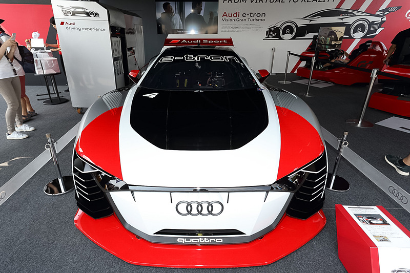 ゲーム内のレーシングマシンが実車として登場し、実際に走るのはインパクトがある