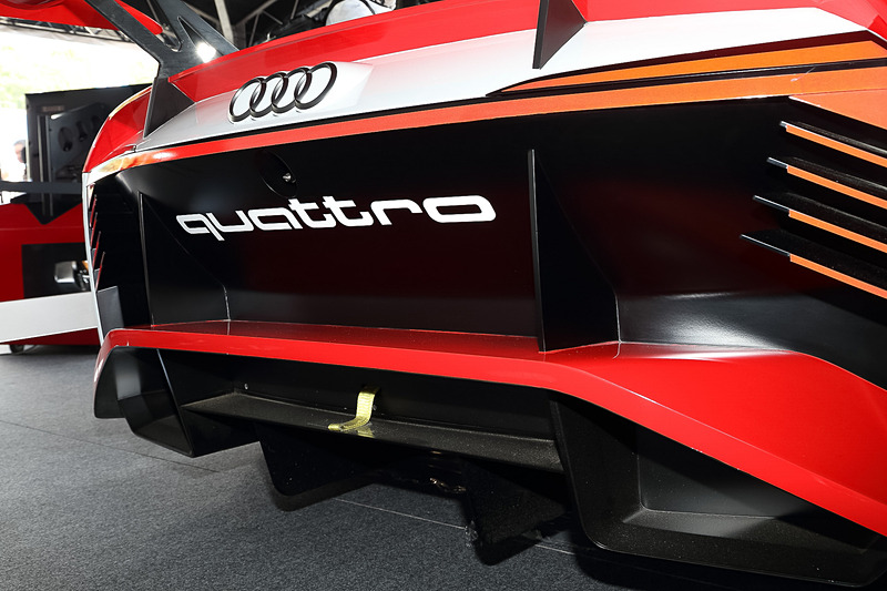 ゲーム内のレーシングマシンが実車として登場し、実際に走るのはインパクトがある