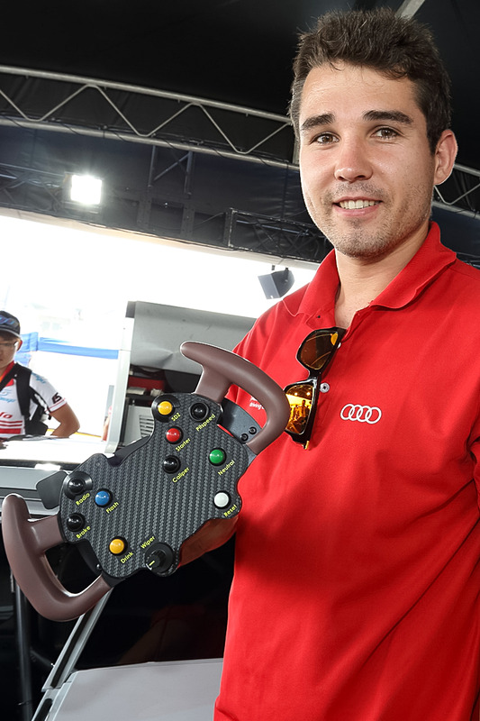 ステアリングは取り外し式