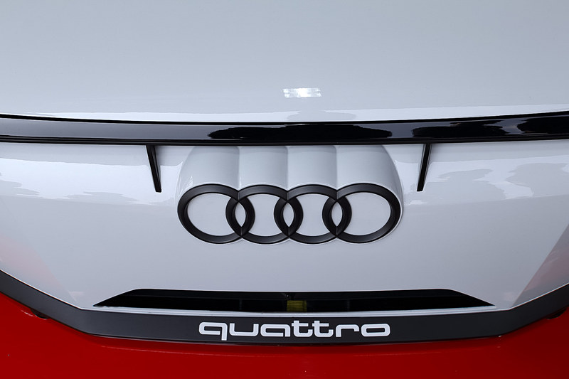 ゲーム内のレーシングマシンが実車として登場し、実際に走るのはインパクトがある