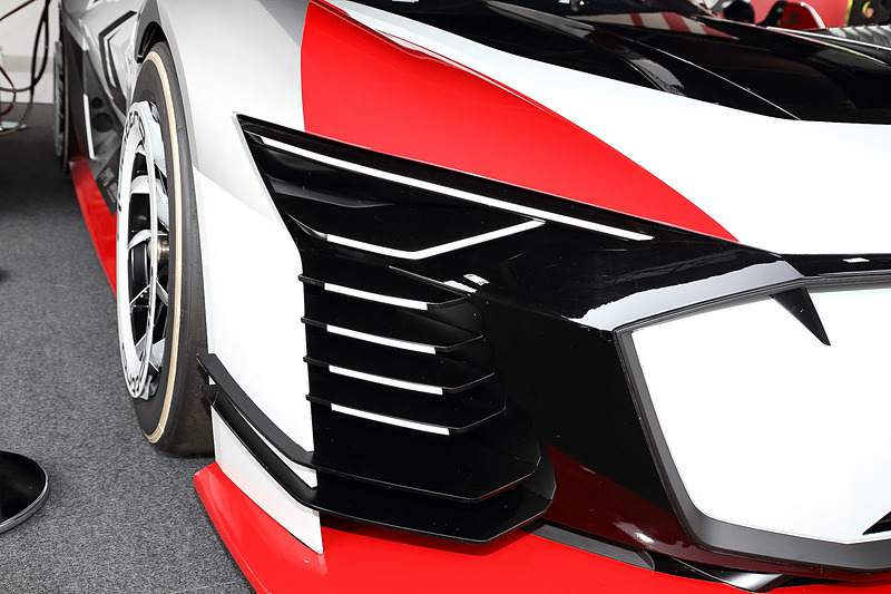 ゲーム内のレーシングマシンが実車として登場し、実際に走るのはインパクトがある