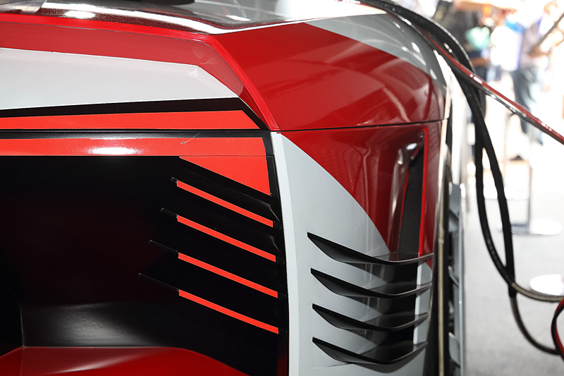 ゲーム内のレーシングマシンが実車として登場し、実際に走るのはインパクトがある