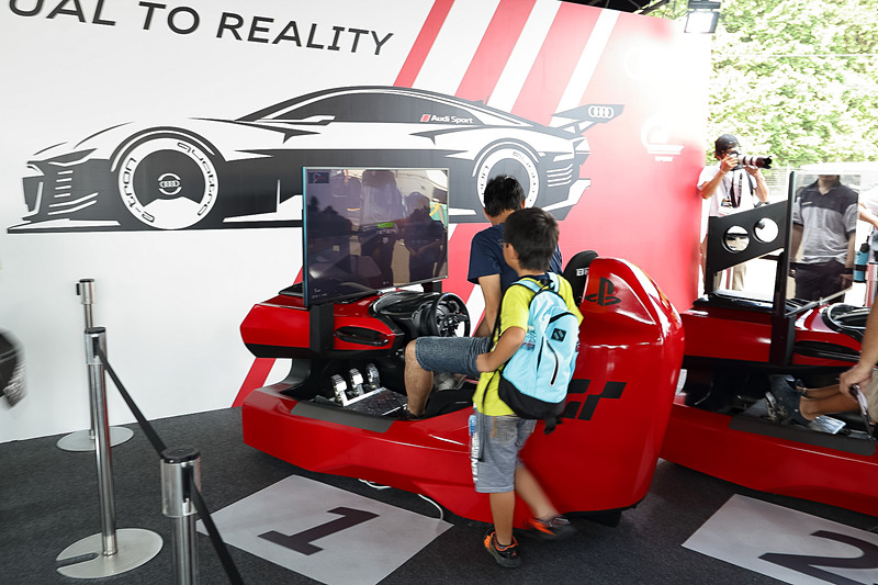 「アウディ e-tron ビジョン グランツーリスモ」の横では「グランツーリスモSPORT」のタイムアタックイベントを実施