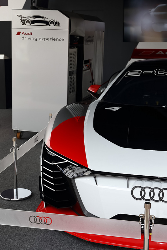 ピュアEVのためか電源バックアップが行なわれている