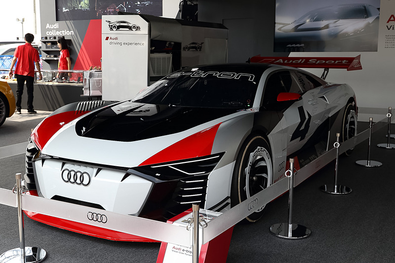 富士スピードウェイのアウディブースに展示された「アウディ e-tron ビジョン グランツーリスモ」