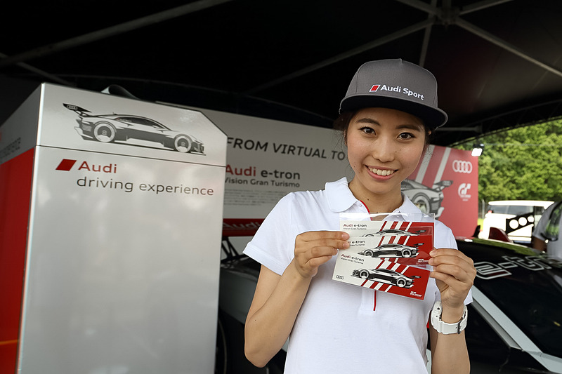 オリジナルステッカーのプレゼントイベントも実施