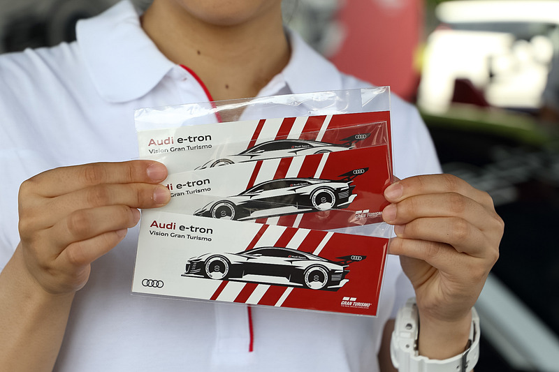 オリジナルステッカーのプレゼントイベントも実施