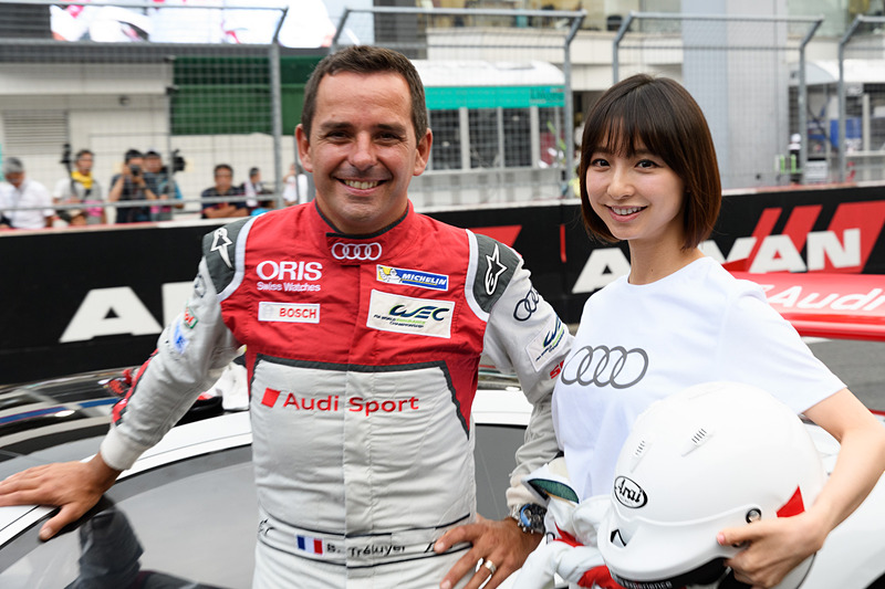 「アウディ e-tron ビジョン グランツーリスモ」の日本お披露目ドライバーとなったブノワ・トレルイエ選手と、同乗走行した篠田麻里子さん