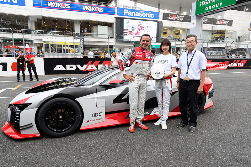 富士スピードウェイの本コースに登場した「アウディ e-tron ビジョン グランツーリスモ」。アウディ ジャパン株式会社 代表取締役社長 斎藤徹（右）、篠田麻里子さん（中央）、ブノワ・トレルイエ選手（左）