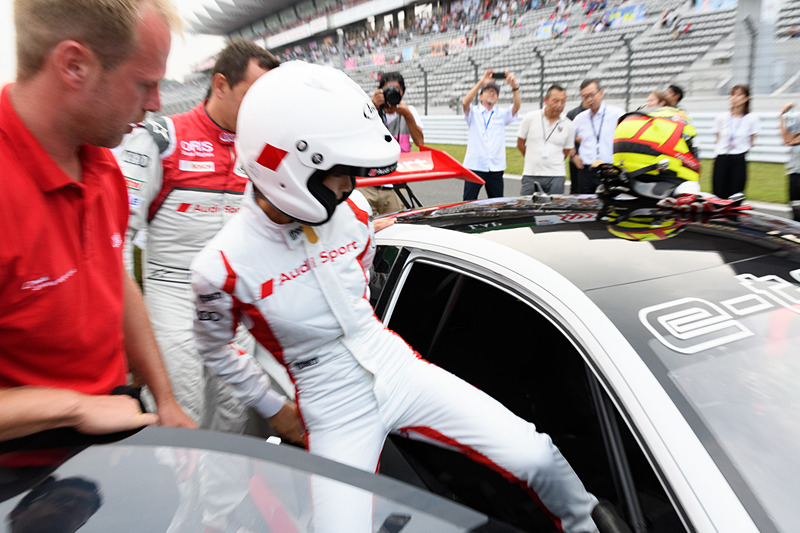 篠田さんはトレルイエ選手のサポートで助手席へ