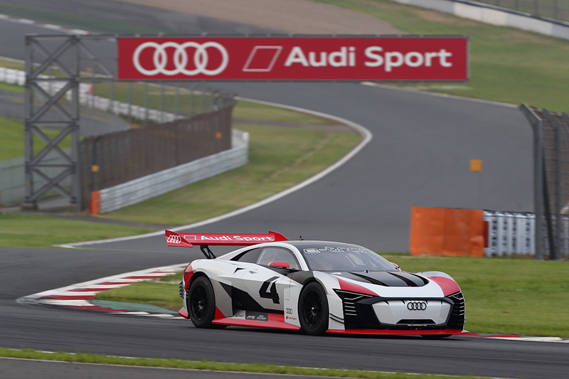 富士スピードウェイを走行する「アウディ e-tron ビジョン グランツーリスモ」。日本初走行