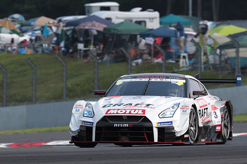 4位は3号車 CRAFTSPORTS MOTUL GT-Rとカルソニック IMPUL GT-R（佐々木大樹/ヤン・マーデンボロー組、BS）