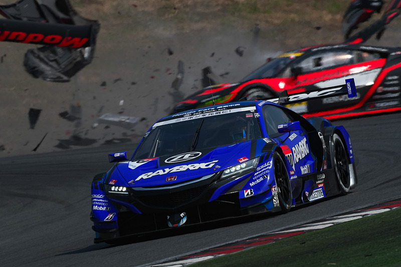 38号車 ZENT CERUMO LC500に追突され、1コーナーを横っ飛びに飛んでいく34号車 Modulo KENWOOD NSX GT3（後方車両）