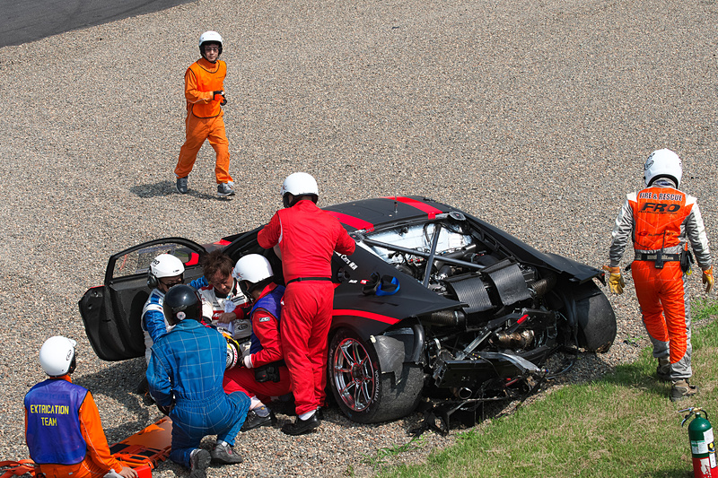 38号車 ZENT CERUMO LC500に後方から追突され、とくにリアが大きく壊れた34号車 Modulo KENWOOD NSX GT3。クルマから無事助け出された道上龍選手