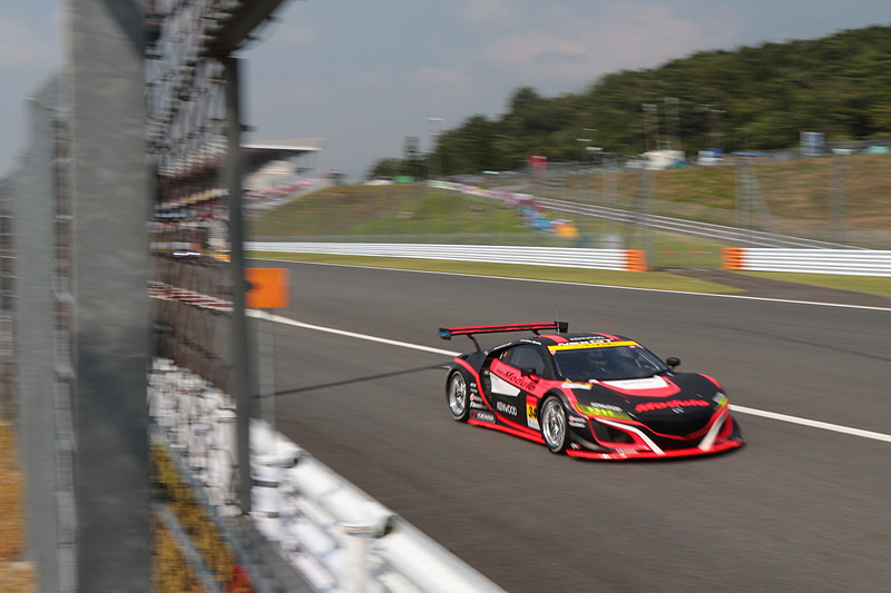 ピットイン後、ピットアウトしていく34号車 Modulo KENWOOD NSX GT3。この直後事故が起きた