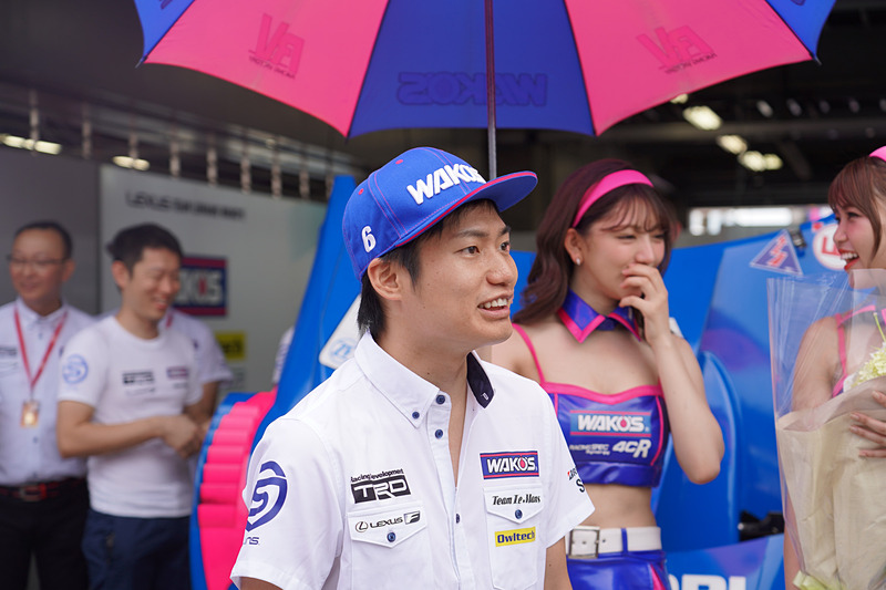 MCに祝福を受け喜ぶ大嶋選手