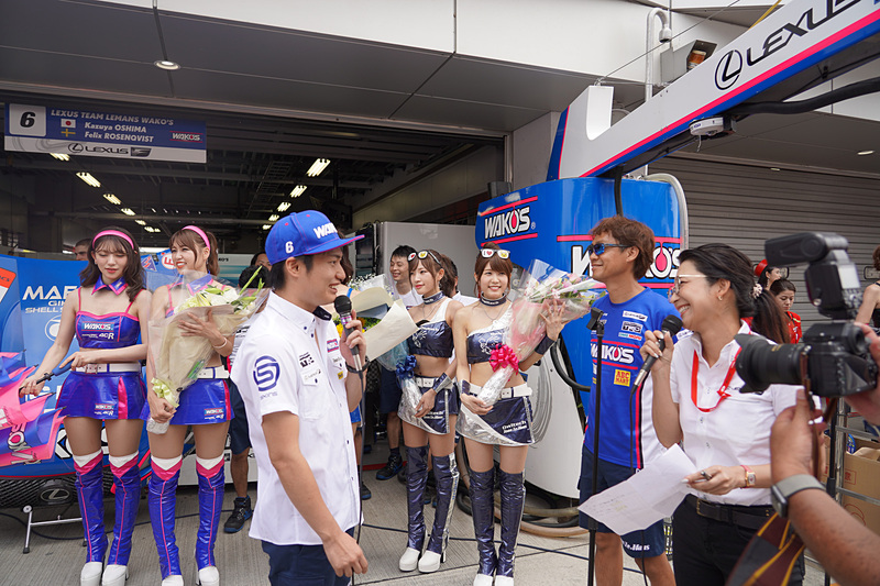 MCに祝福を受け喜ぶ大嶋選手