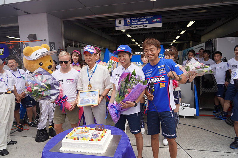 和光ケミカルの川邊社長から花束贈呈