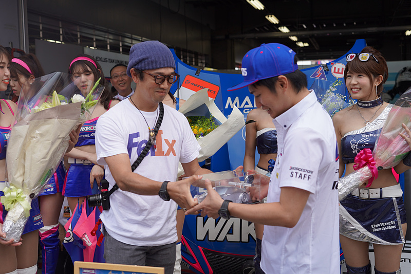 前田シェルサービスの前田社長からはアルミ削り出しのLEXUS LC500のモデルがプレゼントされた