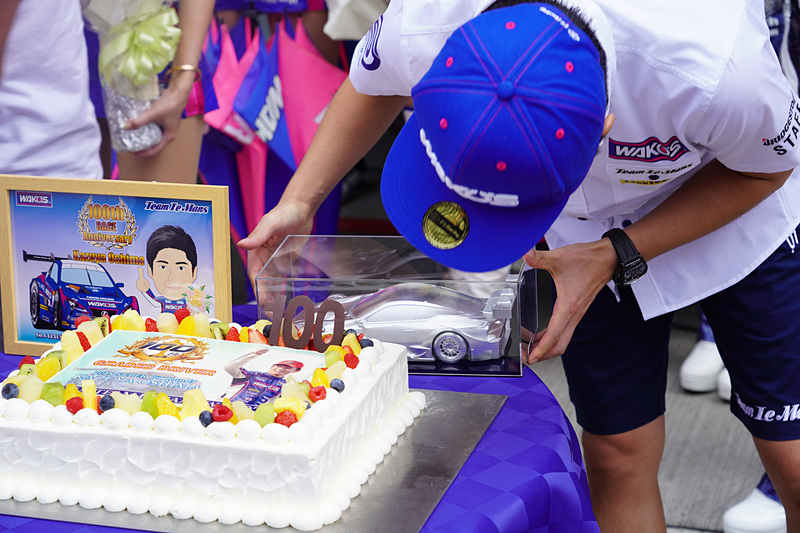 興味深そうに見る大嶋選手