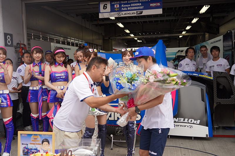 オウルテックの東海林社長から花束贈呈