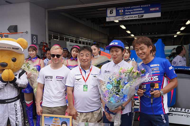 オウルテックの東海林社長から花束贈呈