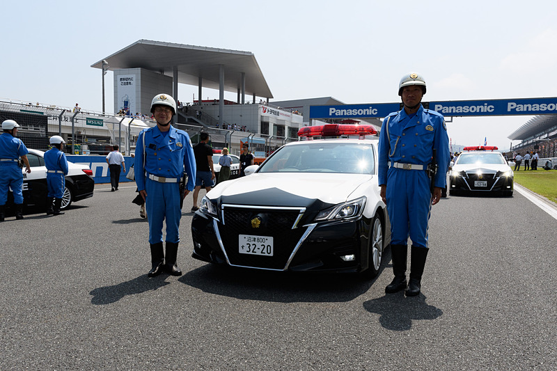 静岡県警からはクラウンのパトカーや白バイが参加