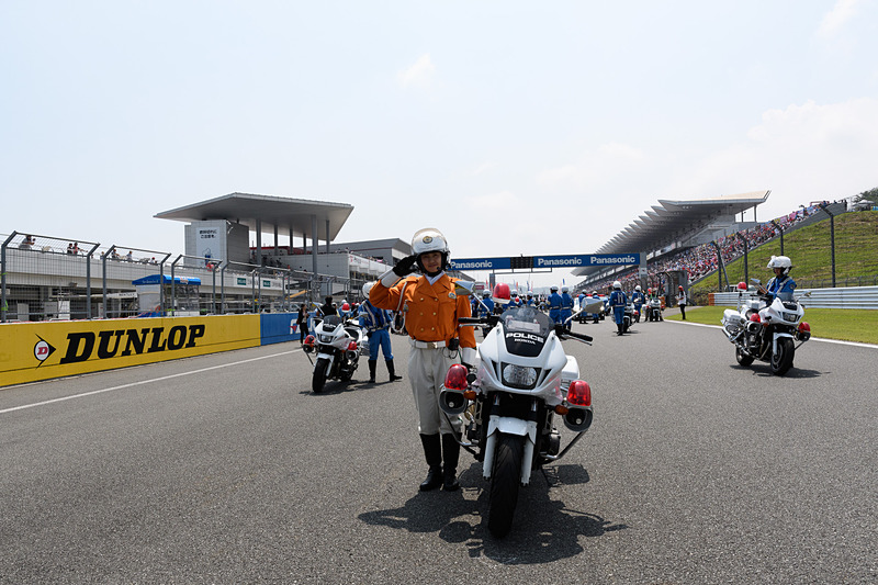 スタート進行のパレードラップを先導する静岡県警もグリッドウォークに参加