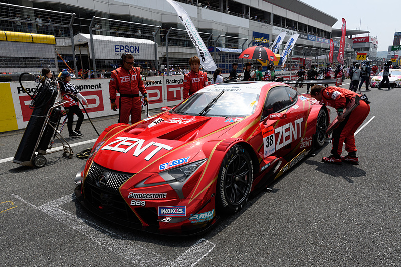 修復を終え、スタートしていった38号車 ZENT CERUMO LC500（立川祐路/石浦宏明組）