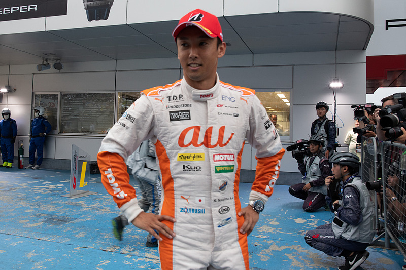 パルクフェルメで優勝のチェッカーフラッグを受けた関口雄飛選手を待つ中嶋一貴選手