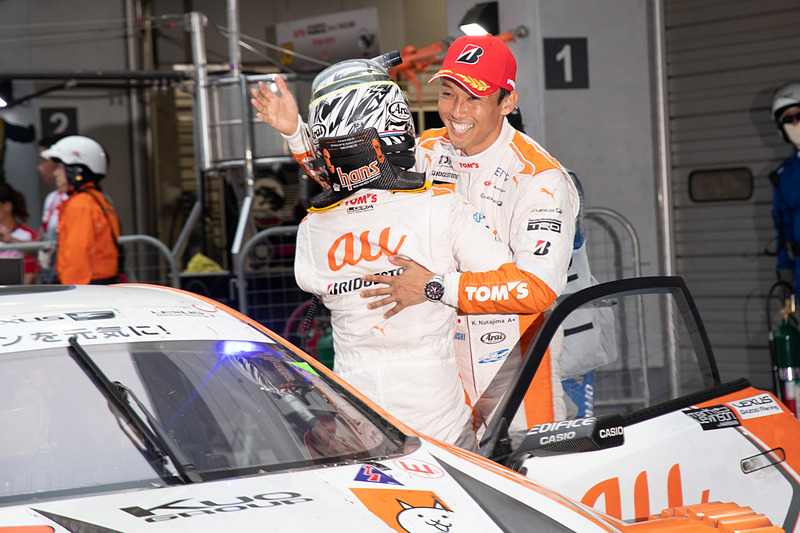 クルマを降りた関口雄飛選手と抱き合う中嶋一貴選手